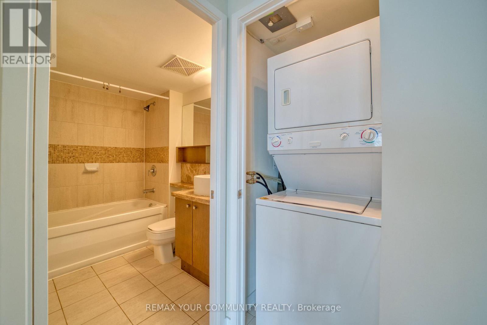 2809 - 11 Brunel Court, Toronto, ON - Indoor Photo Showing Laundry Room