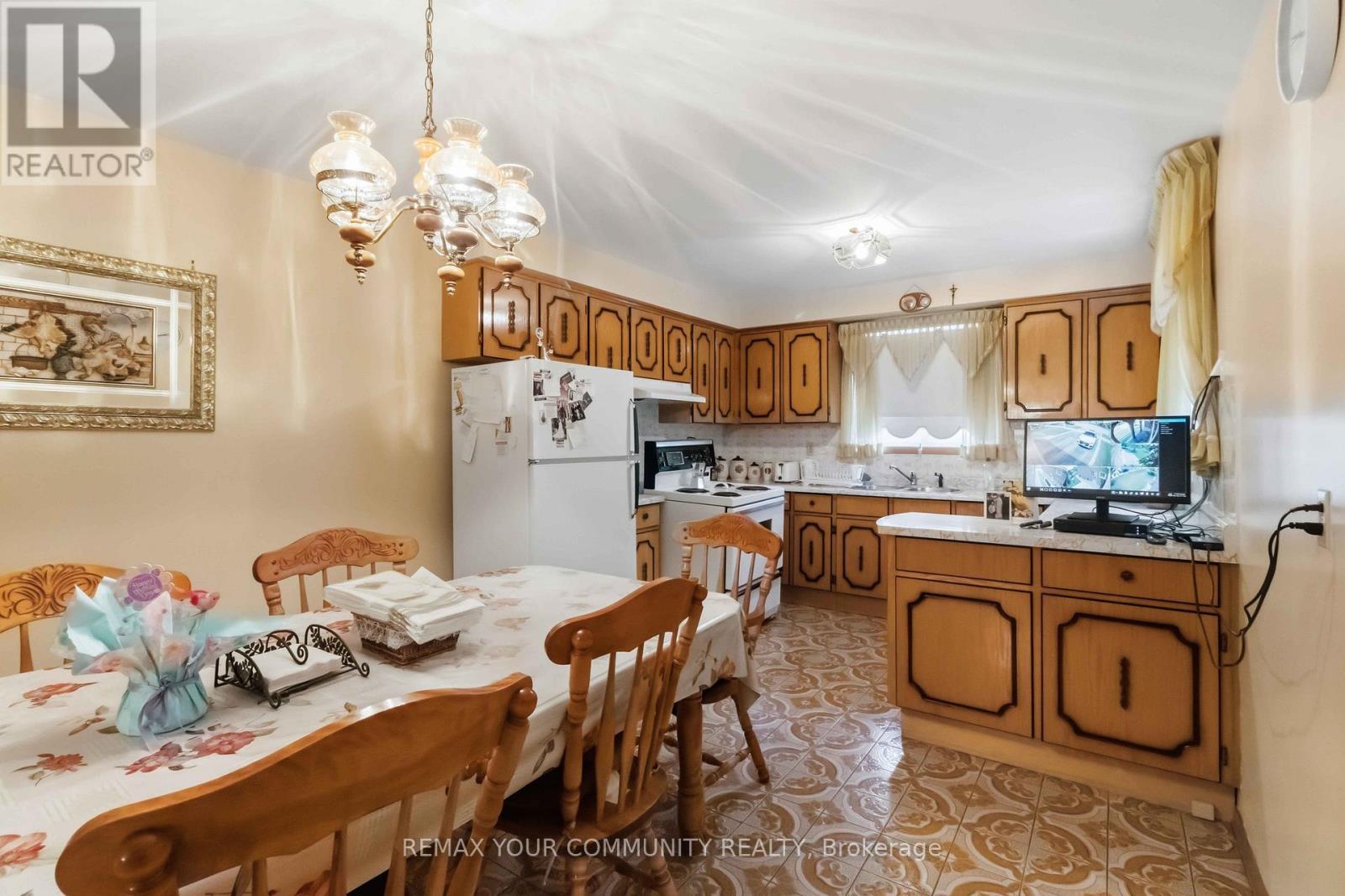 17 Harris Crescent, Vaughan, ON - Indoor Photo Showing Kitchen