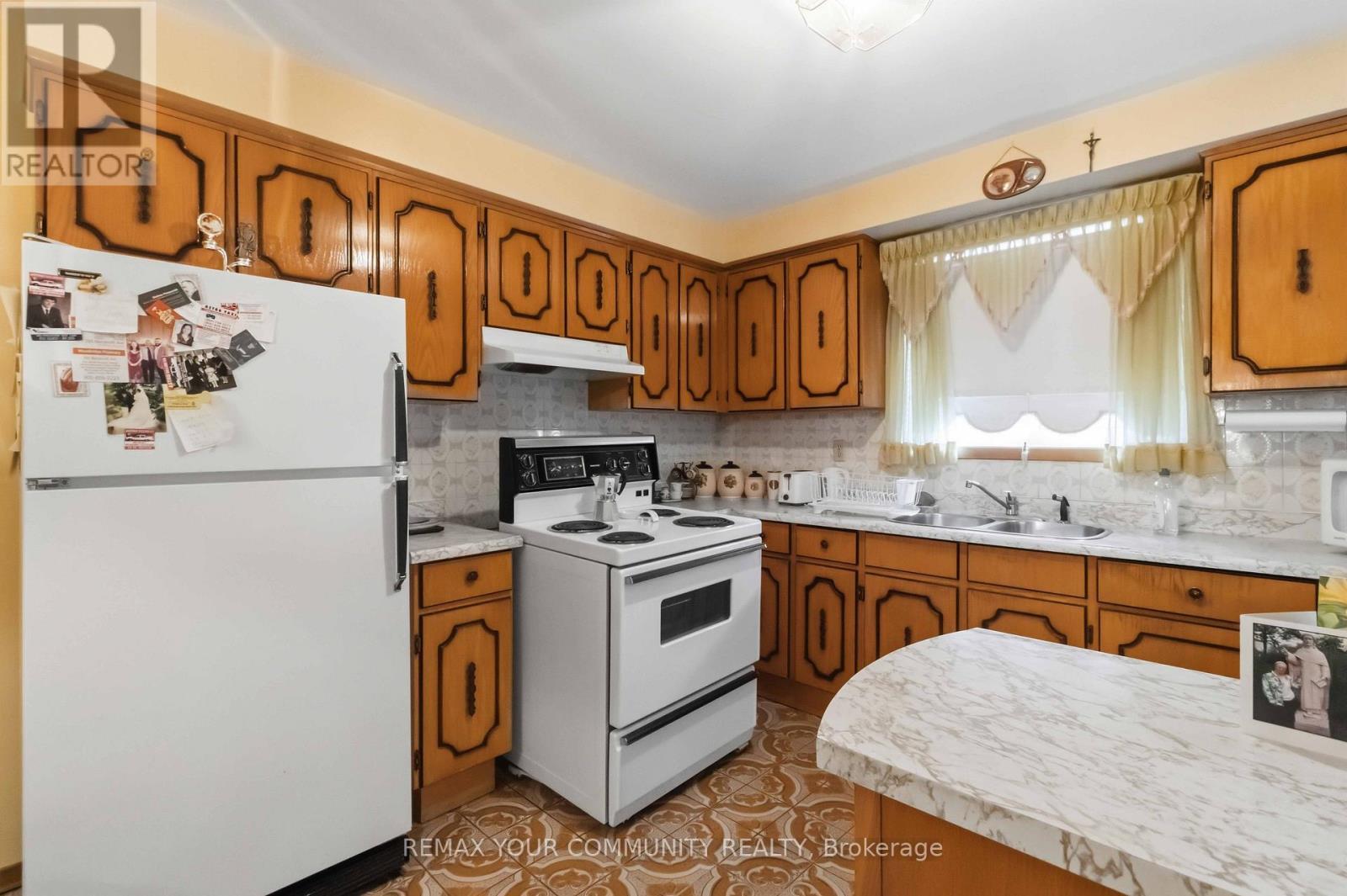 17 Harris Crescent, Vaughan, ON - Indoor Photo Showing Kitchen With Double Sink
