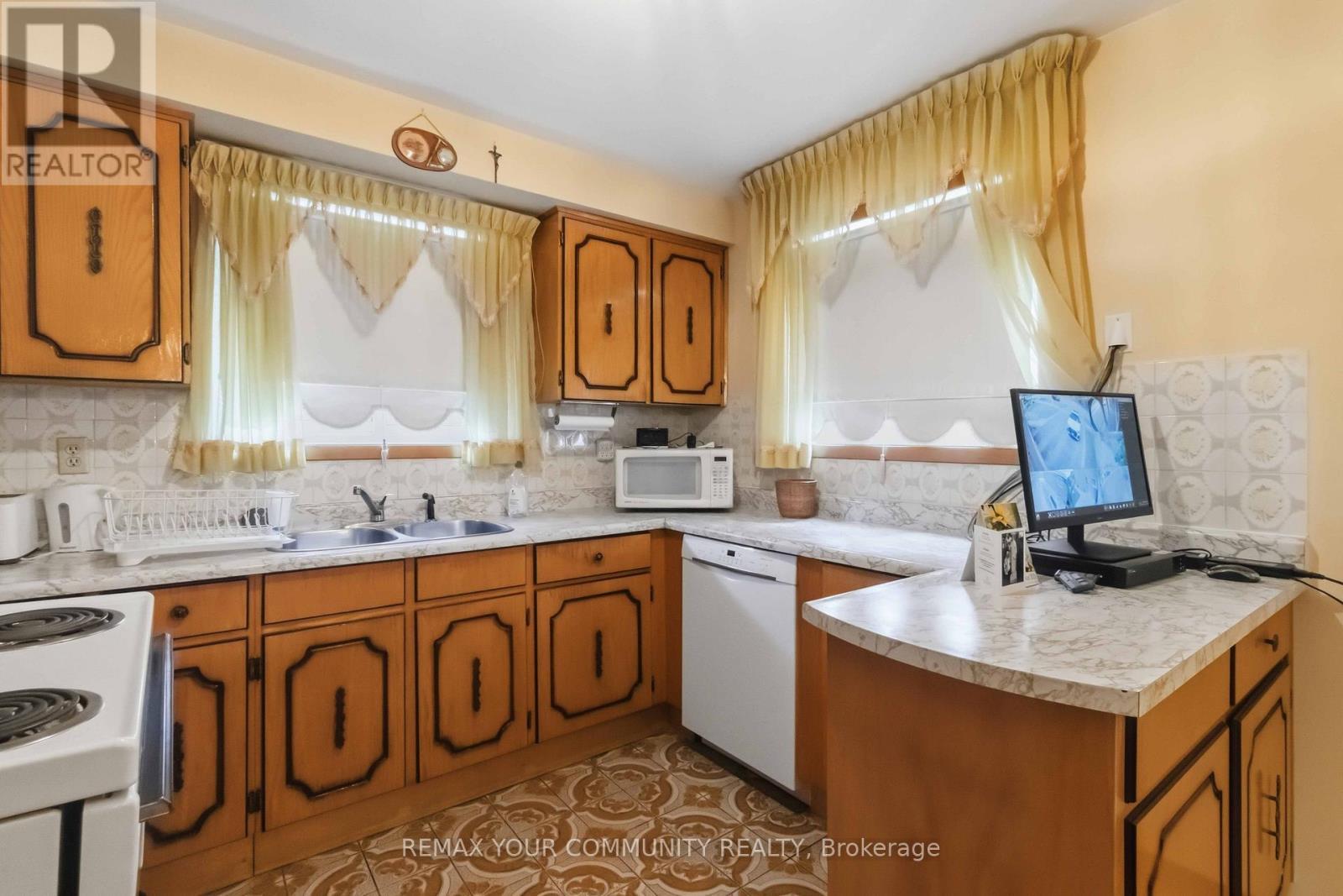 17 Harris Crescent, Vaughan, ON - Indoor Photo Showing Kitchen With Double Sink