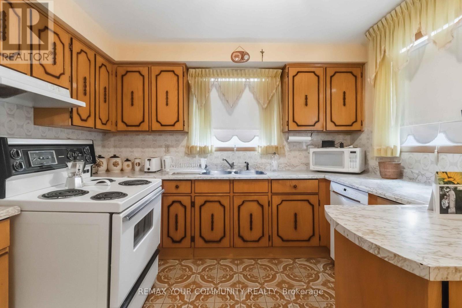 17 Harris Crescent, Vaughan, ON - Indoor Photo Showing Kitchen With Double Sink