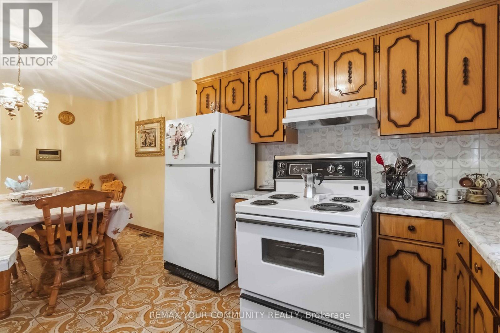 17 Harris Crescent, Vaughan, ON - Indoor Photo Showing Kitchen
