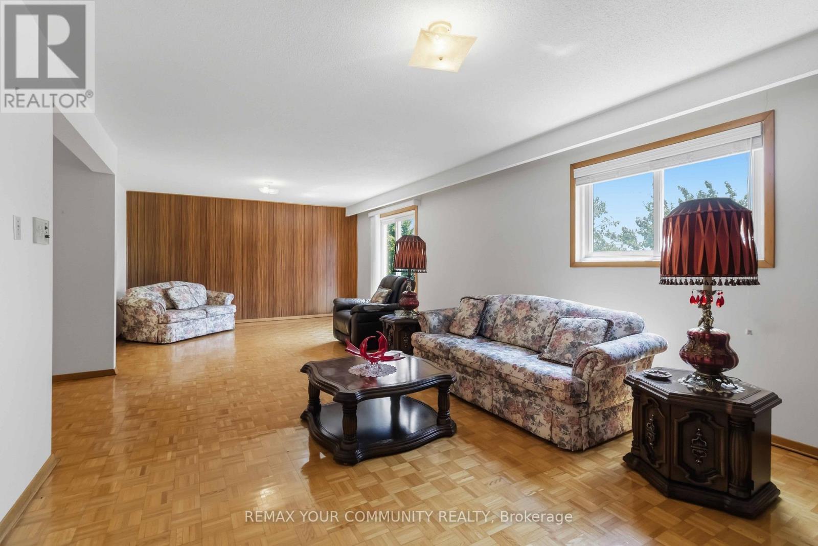 17 Harris Crescent, Vaughan, ON - Indoor Photo Showing Living Room