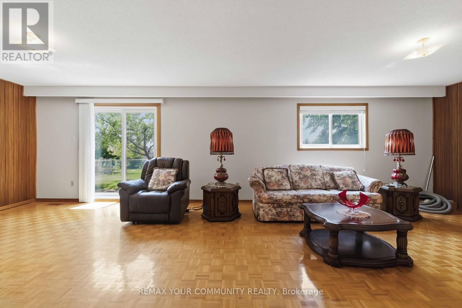17 Harris Crescent, Vaughan, ON - Indoor Photo Showing Living Room