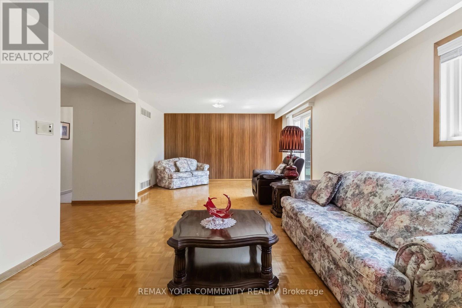 17 Harris Crescent, Vaughan, ON - Indoor Photo Showing Living Room