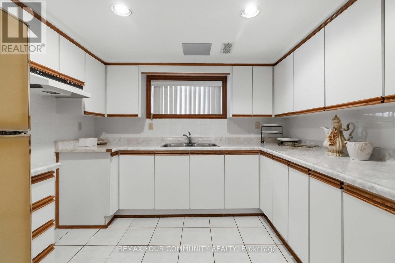 17 Harris Crescent, Vaughan, ON - Indoor Photo Showing Kitchen With Double Sink