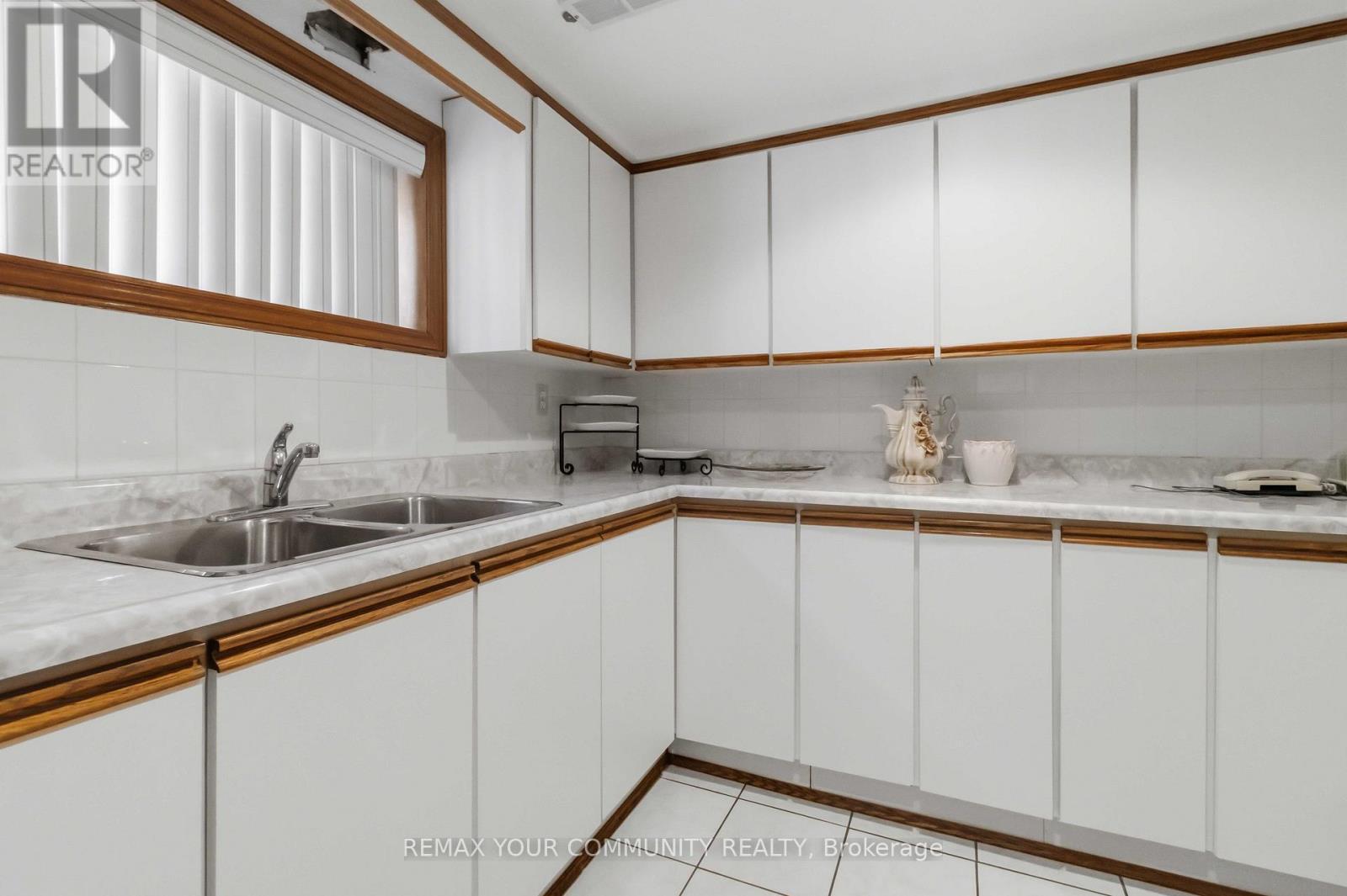 17 Harris Crescent, Vaughan, ON - Indoor Photo Showing Kitchen With Double Sink
