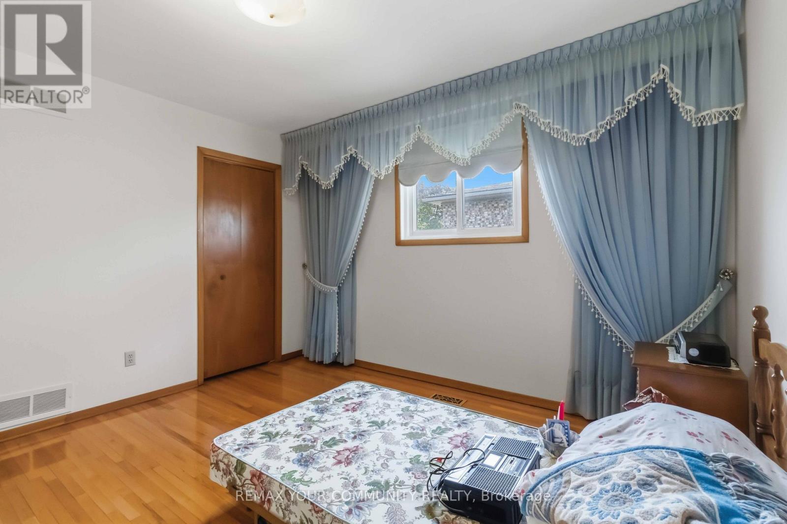 17 Harris Crescent, Vaughan, ON - Indoor Photo Showing Bedroom