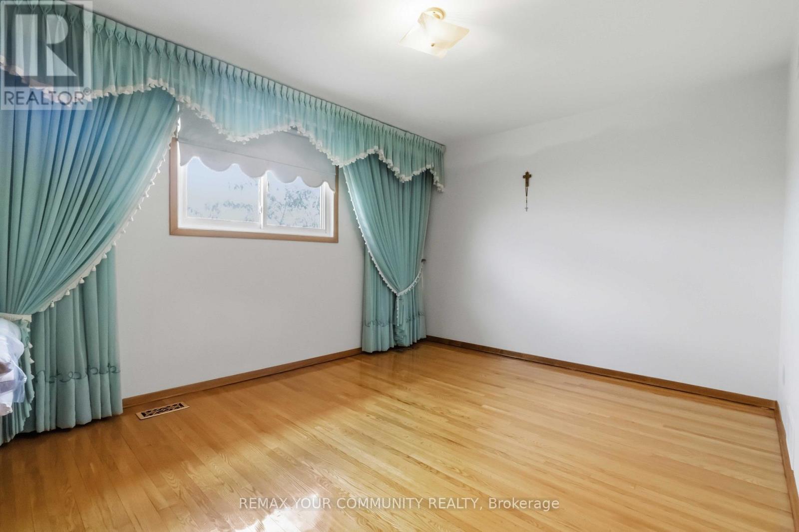 17 Harris Crescent, Vaughan, ON - Indoor Photo Showing Other Room