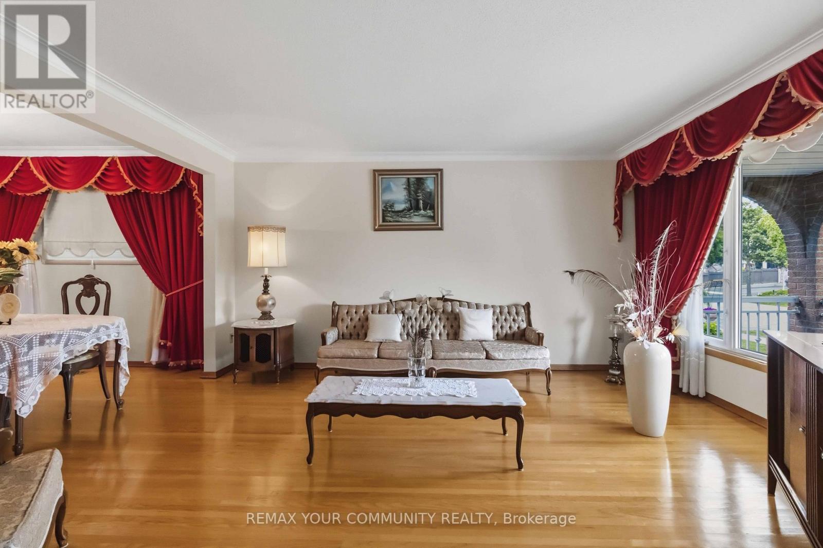 17 Harris Crescent, Vaughan, ON - Indoor Photo Showing Living Room