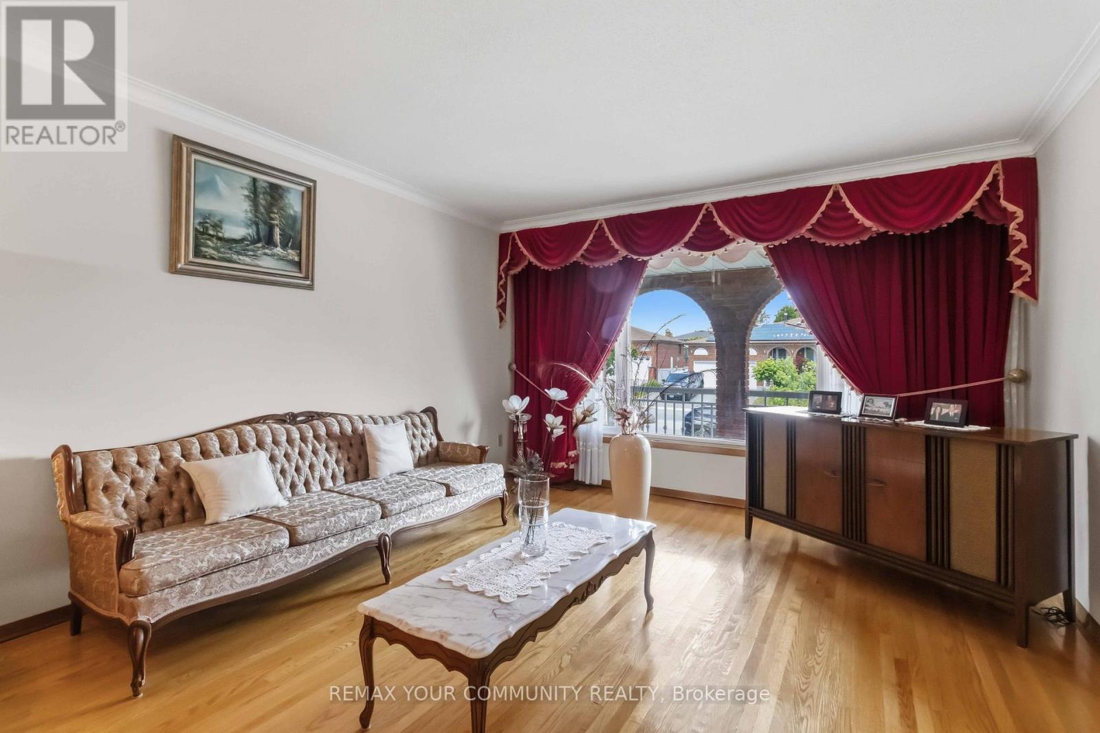 17 Harris Crescent, Vaughan, ON - Indoor Photo Showing Living Room