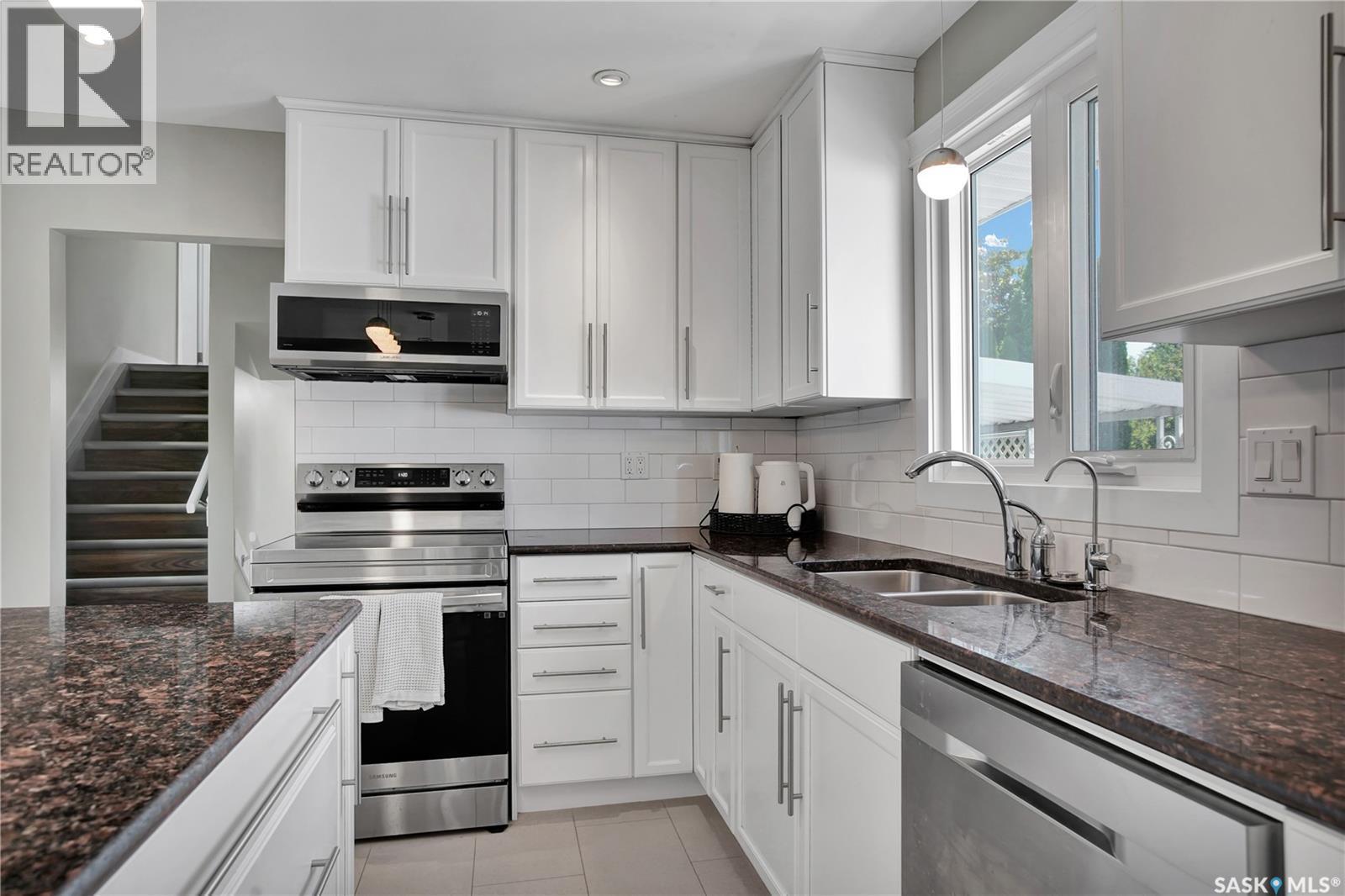 217 Mount Allison Crescent, Saskatoon, SK - Indoor Photo Showing Kitchen With Double Sink With Upgraded Kitchen