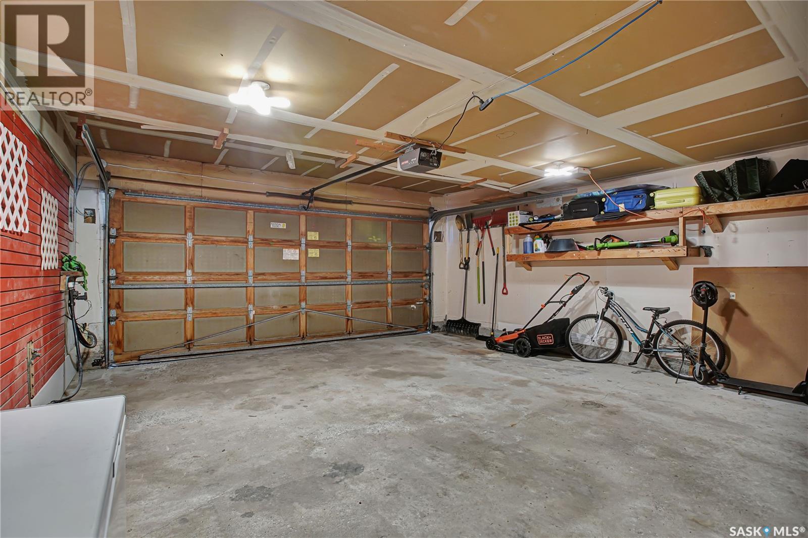 217 Mount Allison Crescent, Saskatoon, SK - Indoor Photo Showing Garage