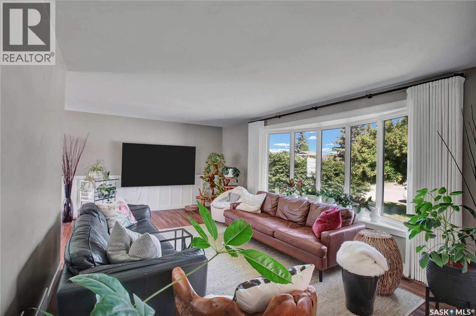 217 Mount Allison Crescent, Saskatoon, SK - Indoor Photo Showing Living Room