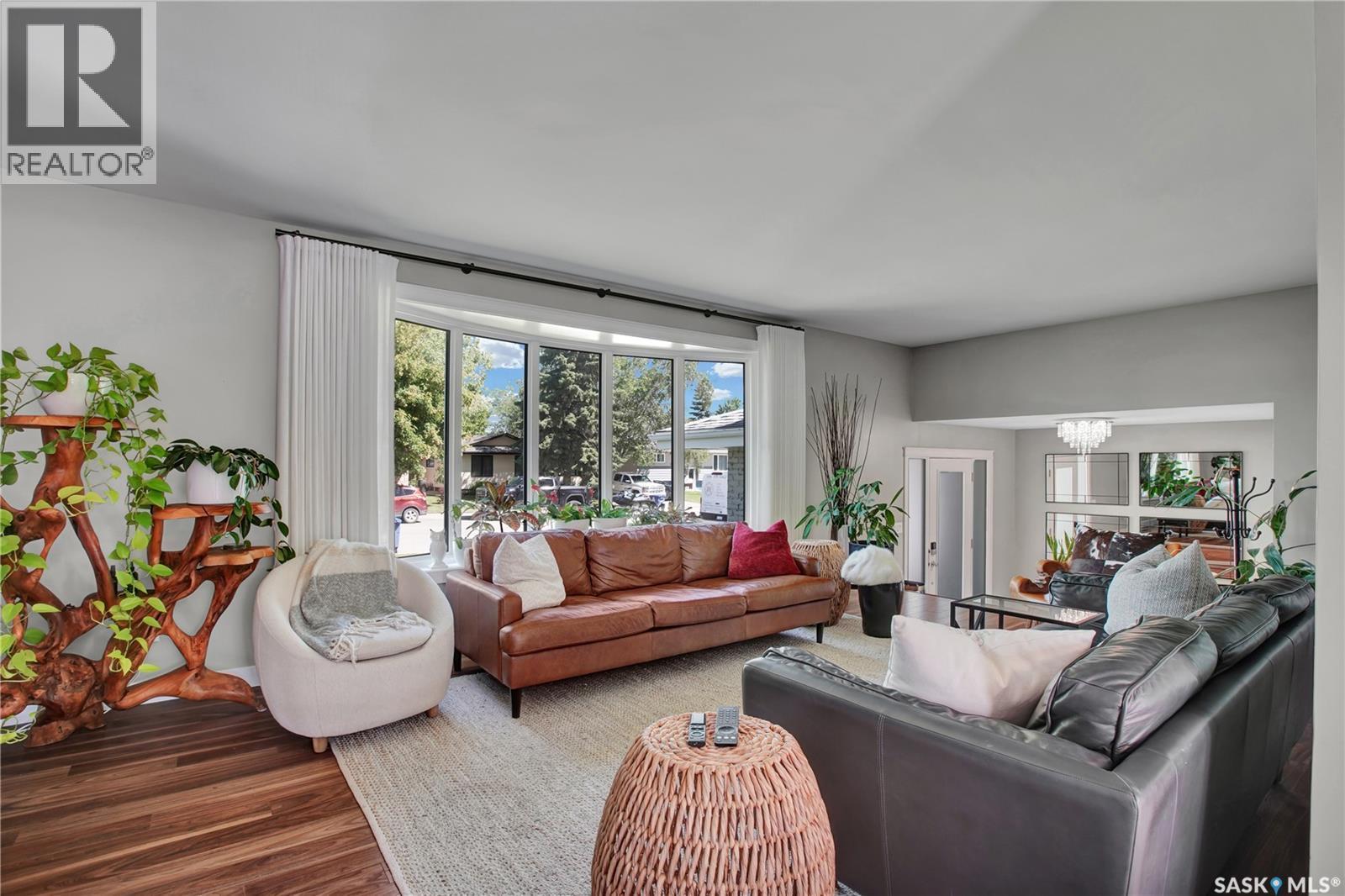 217 Mount Allison Crescent, Saskatoon, SK - Indoor Photo Showing Living Room