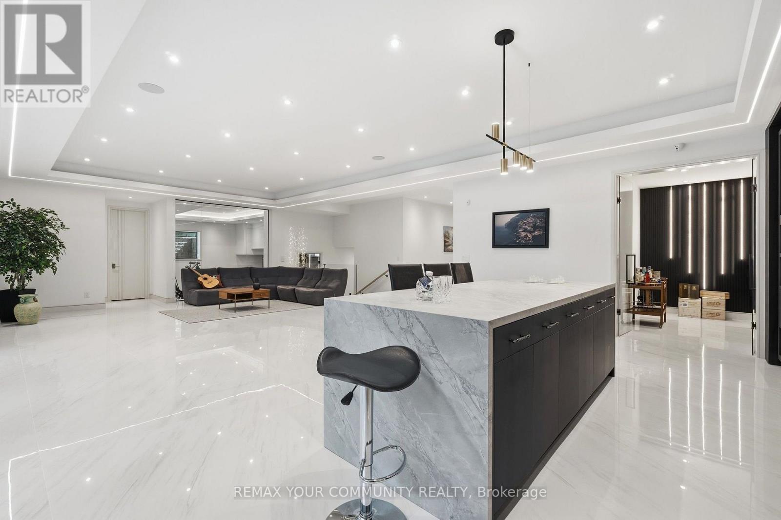 35 Riverside Boulevard, Vaughan, ON - Indoor Photo Showing Kitchen With Upgraded Kitchen