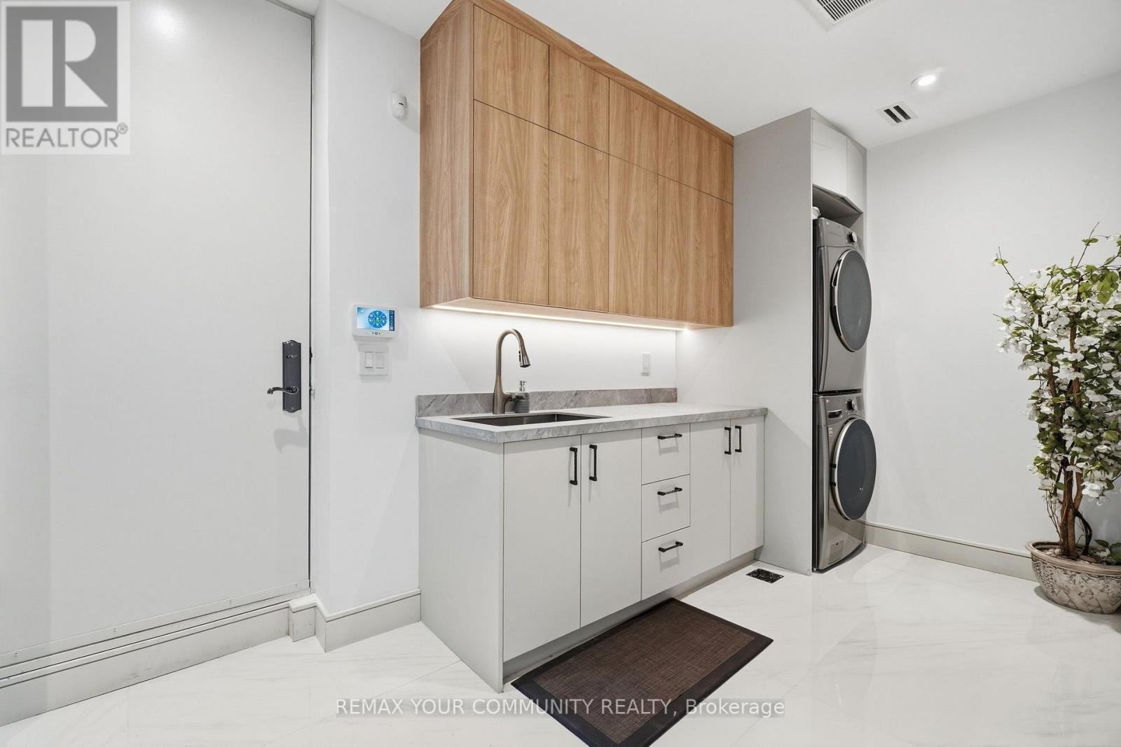 35 Riverside Boulevard, Vaughan, ON - Indoor Photo Showing Laundry Room