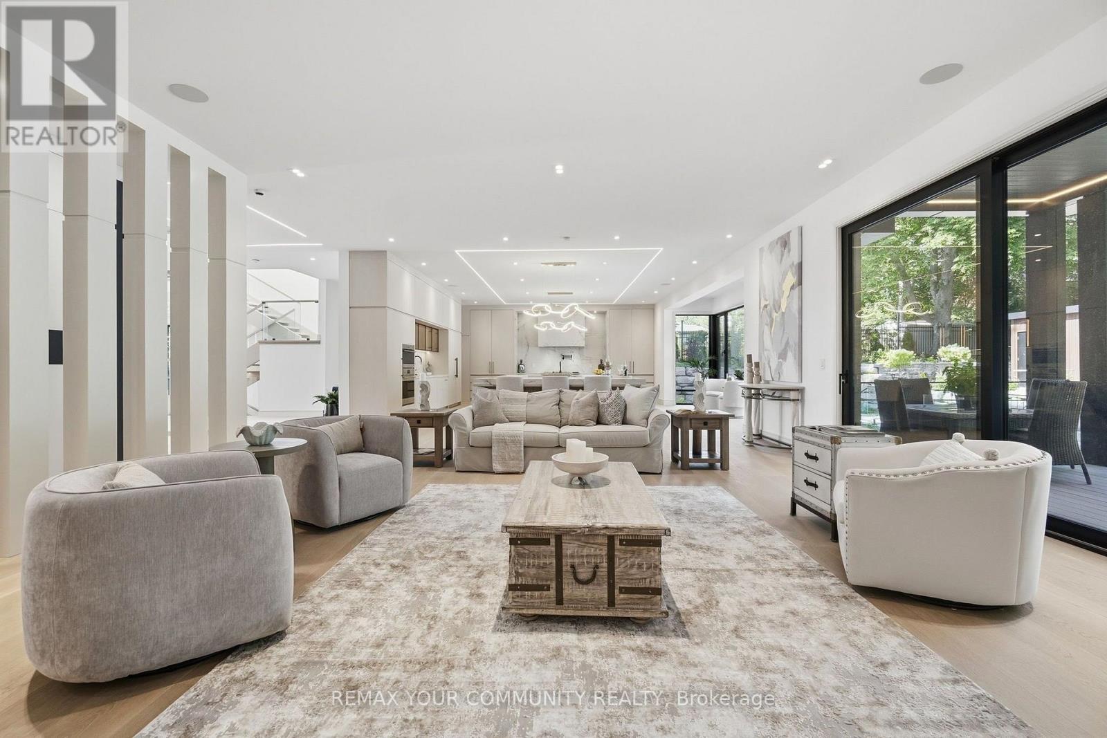 35 Riverside Boulevard, Vaughan, ON - Indoor Photo Showing Living Room