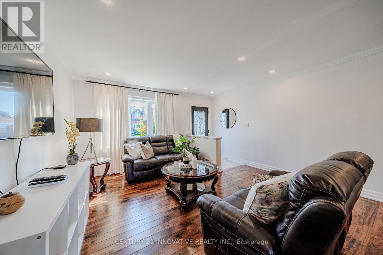60 Dorking Crescent, Toronto, ON - Indoor Photo Showing Living Room