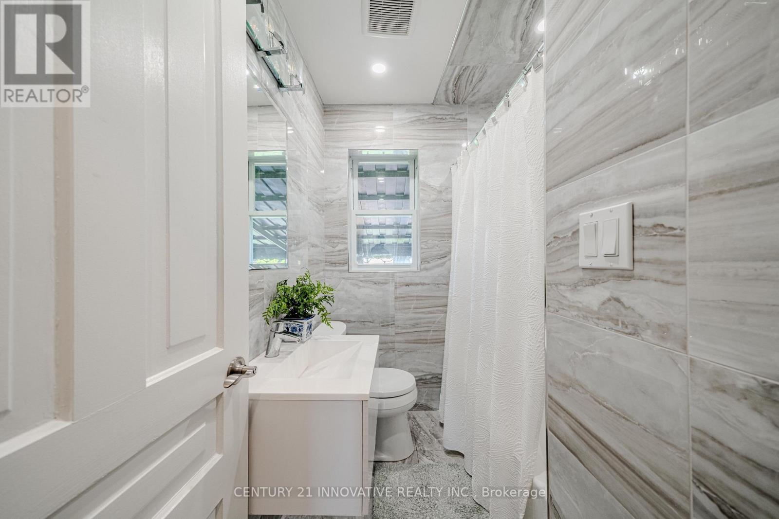 60 Dorking Crescent, Toronto, ON - Indoor Photo Showing Bathroom