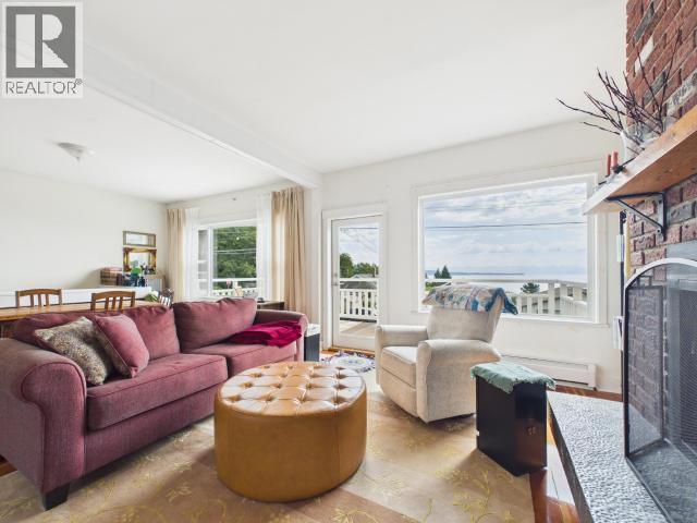 5370 Laburnum Ave, Powell River, BC - Indoor Photo Showing Living Room