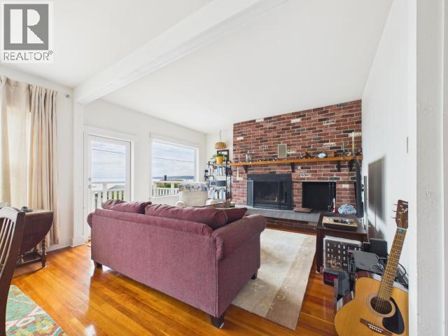 5370 Laburnum Ave, Powell River, BC - Indoor Photo Showing Living Room With Fireplace