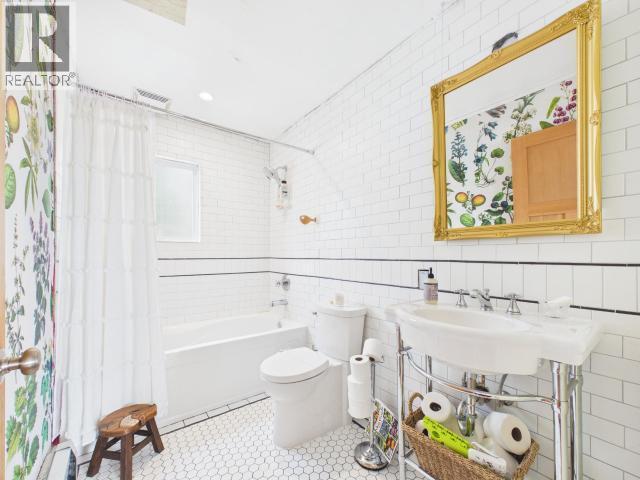 5370 Laburnum Ave, Powell River, BC - Indoor Photo Showing Bathroom