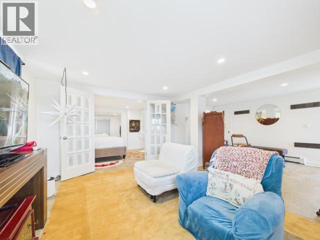 5370 Laburnum Ave, Powell River, BC - Indoor Photo Showing Living Room