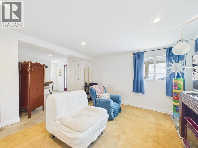 5370 Laburnum Ave, Powell River, BC - Indoor