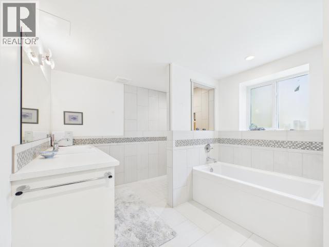 5370 Laburnum Ave, Powell River, BC - Indoor Photo Showing Bathroom
