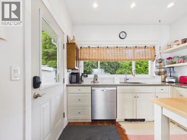 5370 Laburnum Ave, Powell River, BC - Indoor Photo Showing Kitchen