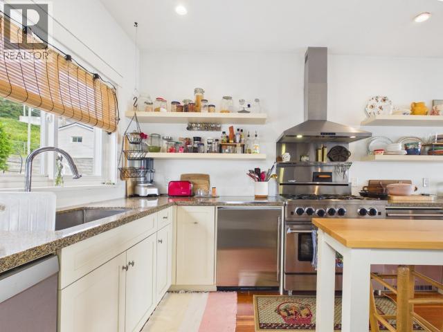 5370 Laburnum Ave, Powell River, BC - Indoor Photo Showing Kitchen
