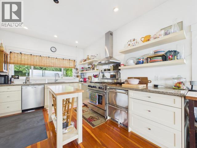 5370 Laburnum Ave, Powell River, BC - Indoor Photo Showing Kitchen