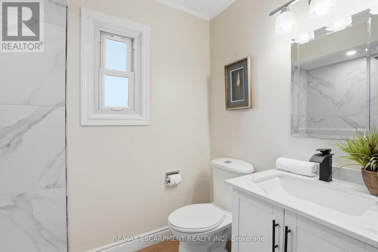 894 Garth Street, Hamilton, ON - Indoor Photo Showing Bathroom