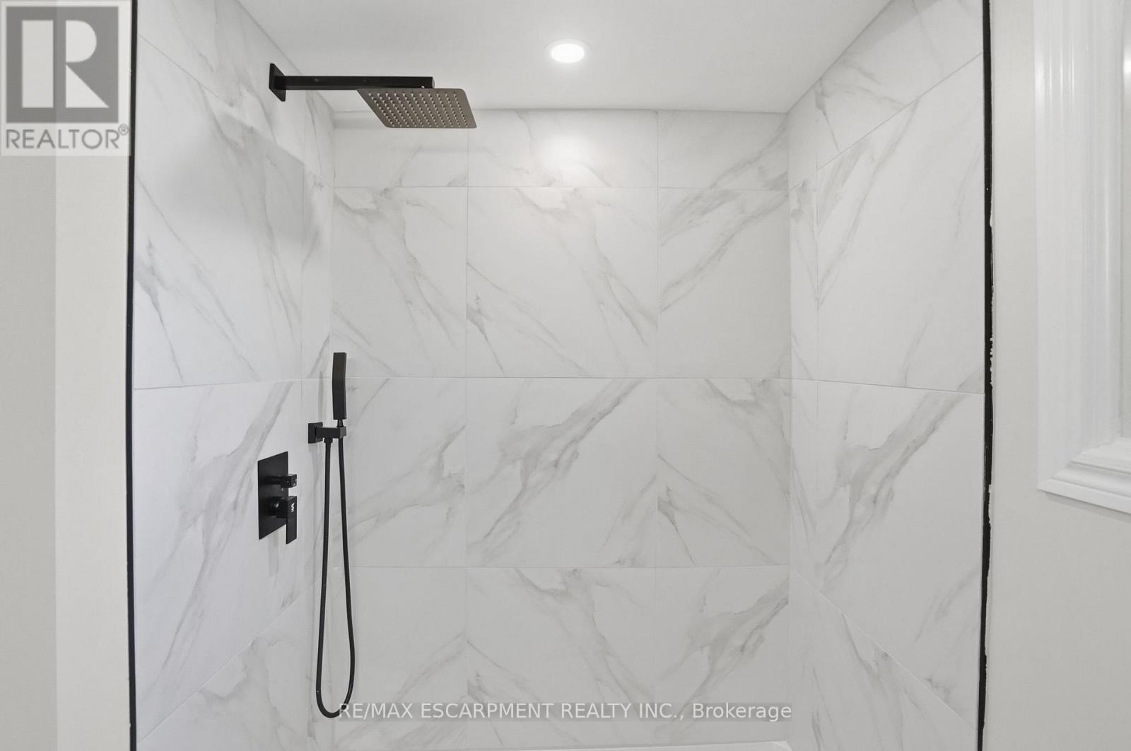 894 Garth Street, Hamilton, ON - Photo Showing Bathroom