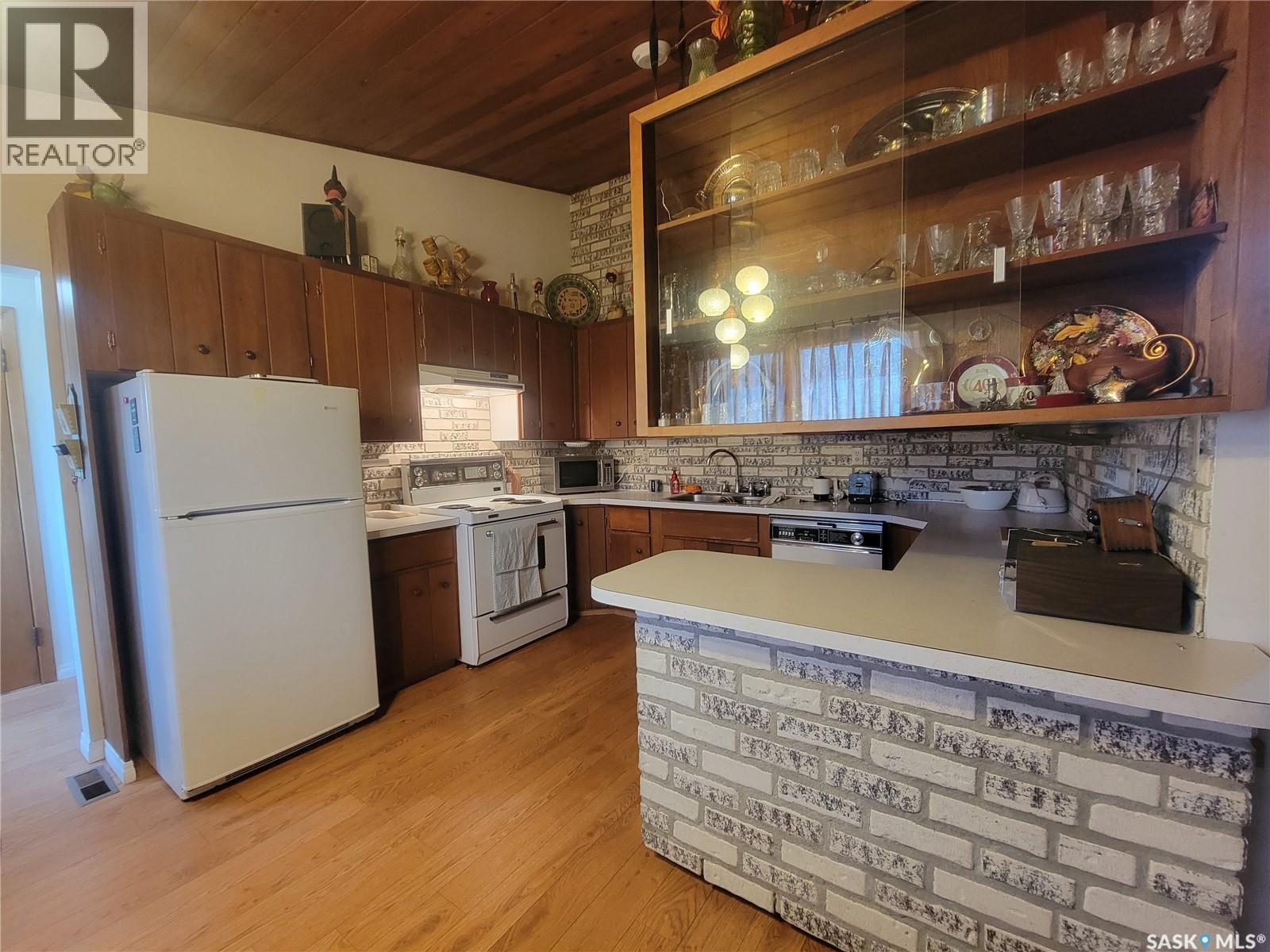 509 3Rd Street E, Wilkie, SK - Indoor Photo Showing Kitchen With Double Sink