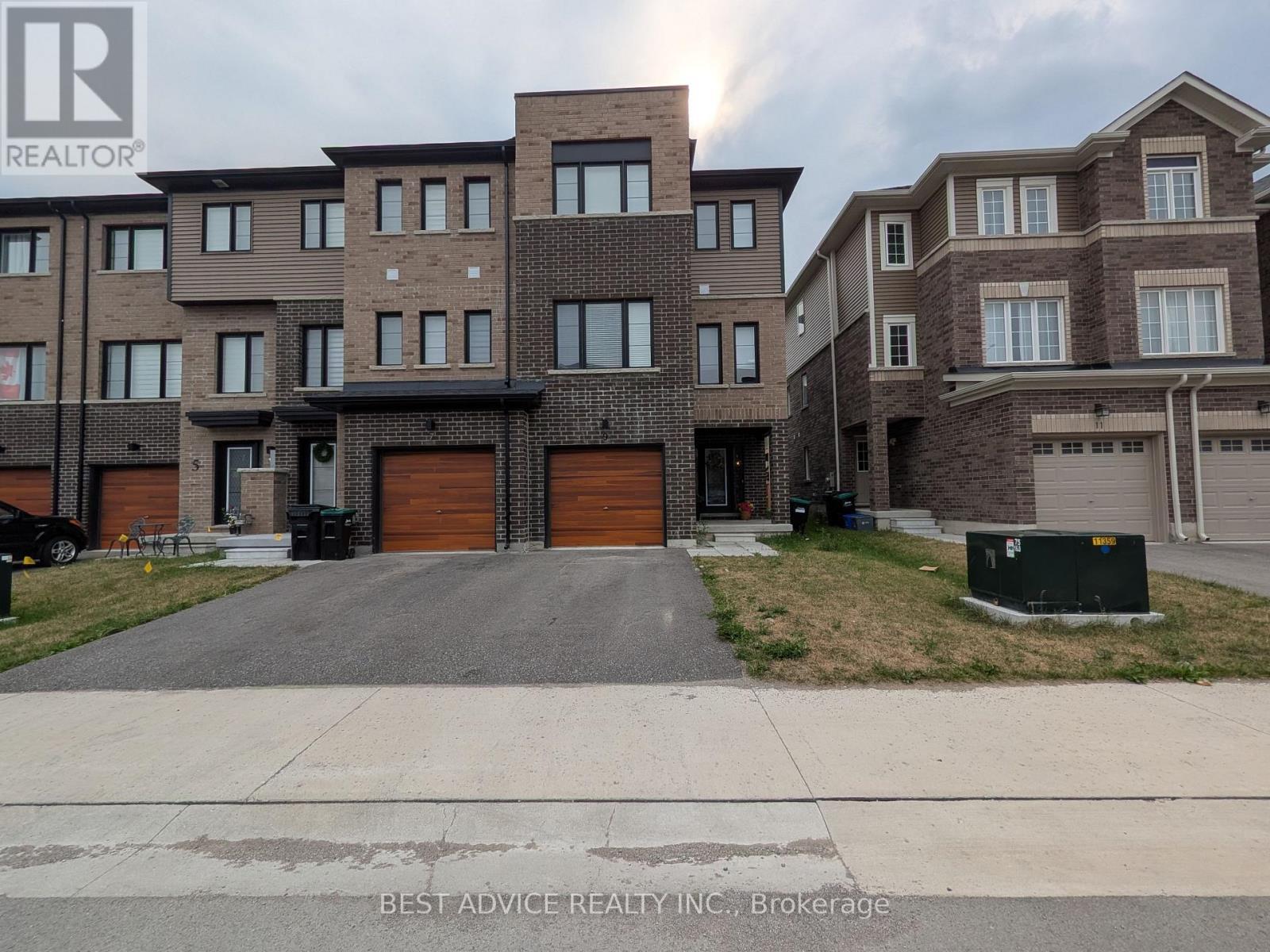 9 Pumpkin Corner Crescent, Barrie, ON - Outdoor With Facade