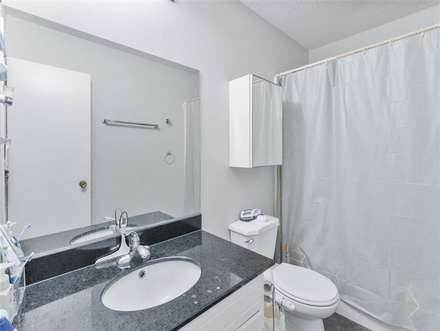 95 Trafford Park, Winnipeg, MB - Indoor Photo Showing Bathroom