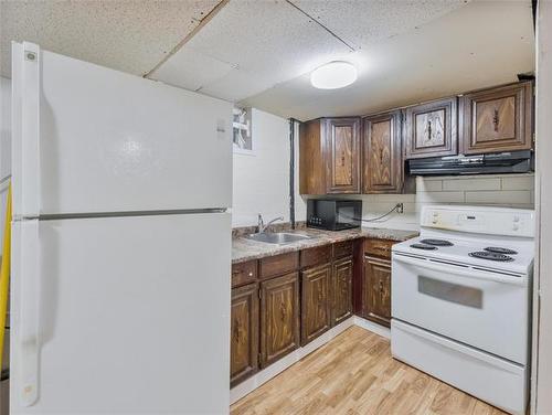 95 Trafford Park, Winnipeg, MB - Indoor Photo Showing Kitchen