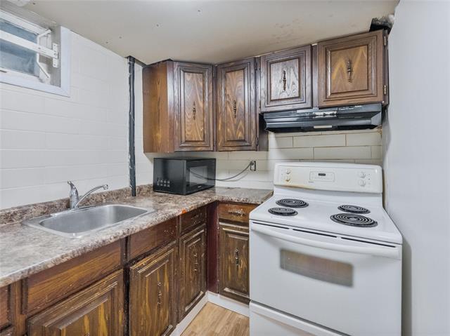95 Trafford Park, Winnipeg, MB - Indoor Photo Showing Kitchen
