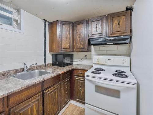 95 Trafford Park, Winnipeg, MB - Indoor Photo Showing Kitchen