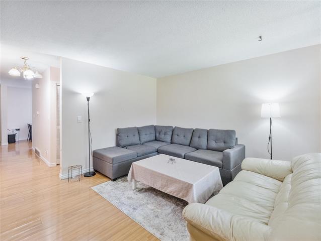 95 Trafford Park, Winnipeg, MB - Indoor Photo Showing Living Room