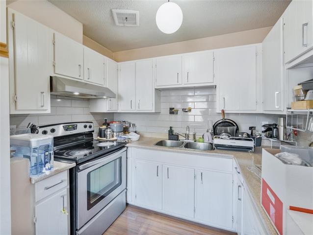 95 Trafford Park, Winnipeg, MB - Indoor Photo Showing Kitchen With Double Sink