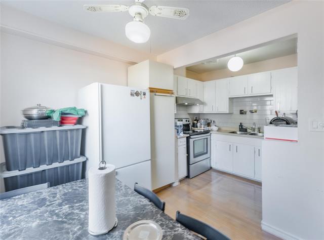 95 Trafford Park, Winnipeg, MB - Indoor Photo Showing Kitchen With Double Sink