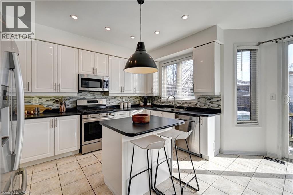 222 Baldwin Drive, Cambridge, ON - Indoor Photo Showing Kitchen With Upgraded Kitchen