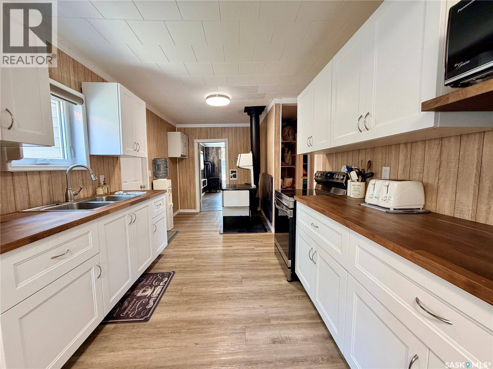 691 Joseph Crescent, Cochin, SK - Indoor Photo Showing Kitchen With Double Sink