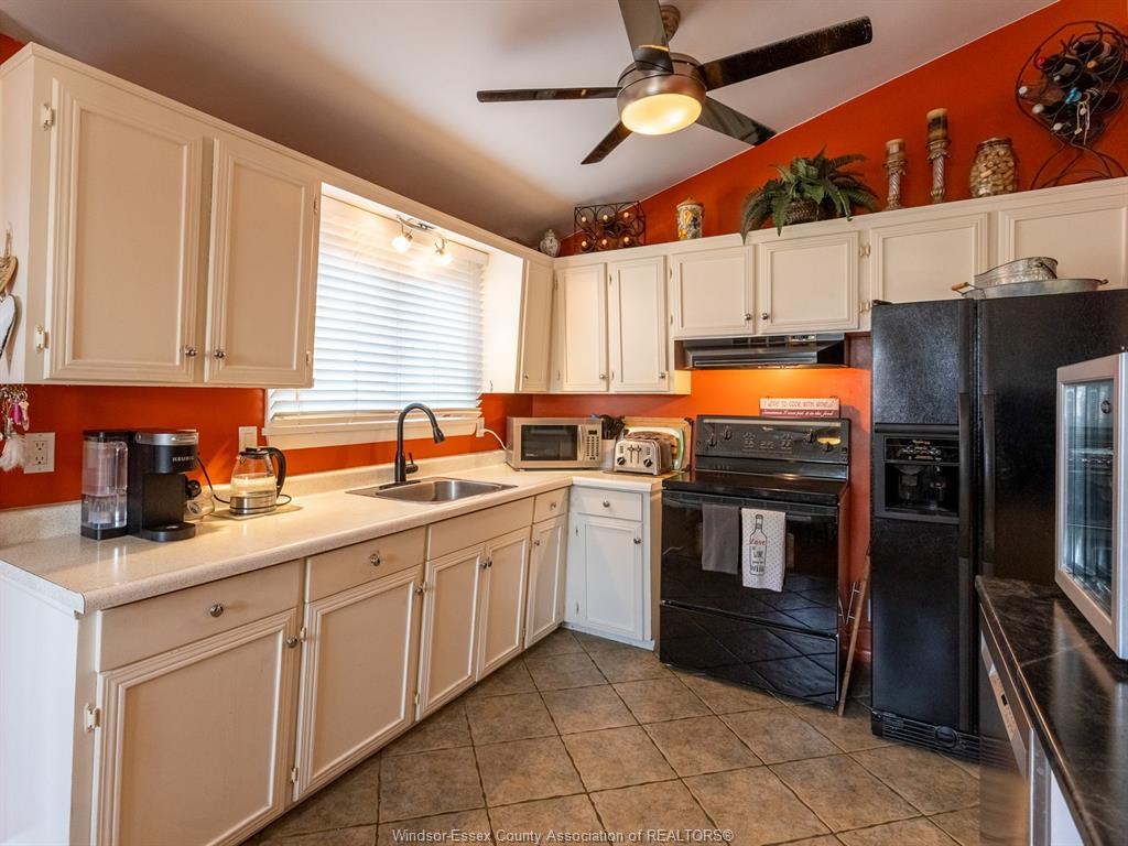 976 Watson, Windsor, ON - Indoor Photo Showing Kitchen