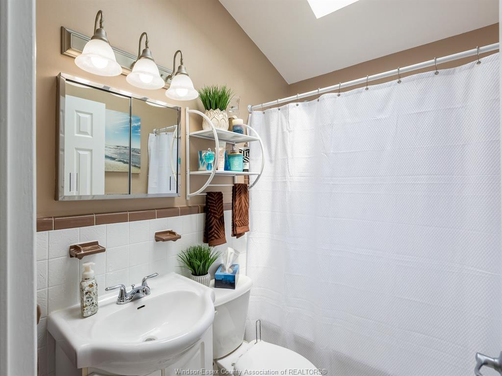 976 Watson, Windsor, ON - Indoor Photo Showing Bathroom