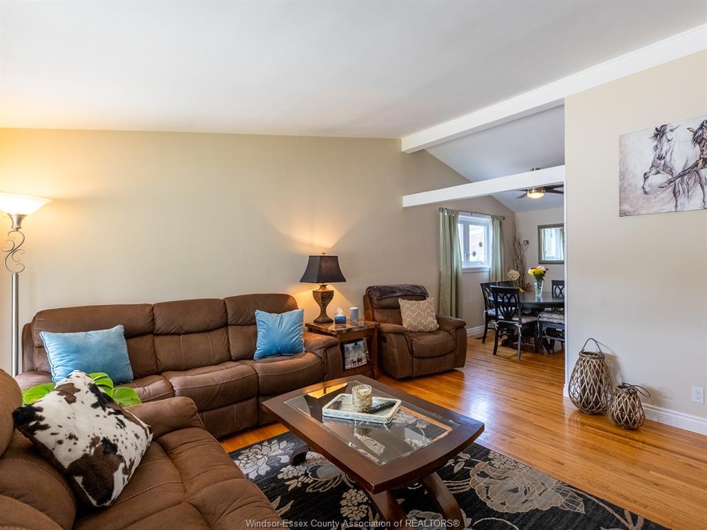 976 Watson, Windsor, ON - Indoor Photo Showing Living Room