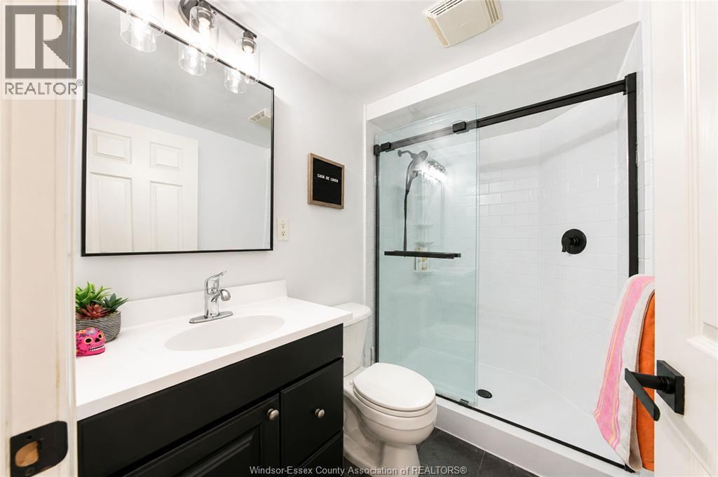 3939 Longfellow, Windsor, ON - Indoor Photo Showing Bathroom